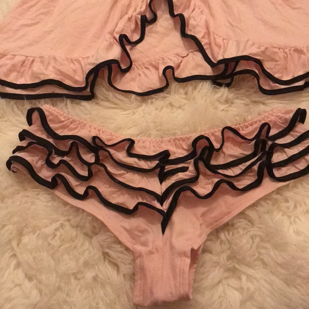 Lingerie - Picture 4 of 5